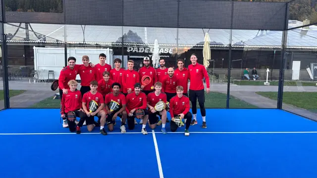 Teamgeist und Fairness: die Kampfmannschaft tauschte den Fußball gegen den Schläger. | Foto: ESV Admira
