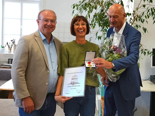 Nina Hofmann (Mi.) wurde mit der Humanitätsmedaille des Landes Oberösterreich ausgezeichnet. Überreicht wurde diese von Landesrat Christian Dörfel (re.) und Braunaus Bürgermeister Johannes Waidbacher (li.). | Foto: Alois Stockhammer