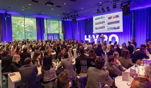 Jubiläumsfest der Hypo Tirol Bank mit einem Dank an die Mitarbeiterinnen und Mitarbeiter. | Foto: Hypo Tirol/Forcher