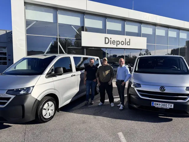 Bei der Übergabe der beiden neuen VW Caravelle: Lukas Diepold (Geschäftsführer Autohaus Diepold), Jürgen Gombotz (Gombotz GmbH) und Verkäufer Dominik Knoblauch. | Foto: Autohaus Diepold