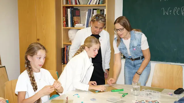 Das Volkshaus ist Heimat der Kunstschule. Vom kreativen Schaffen hat sich Bürgermeisterin Bettina Bauernhofer einen Eindruck verschafft.  | Foto: Stadt Weiz