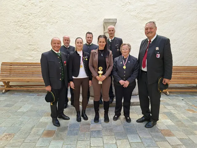 Die Damenmannschaft des Österreichischen Kameradschaftsbundes (ÖKB) Mauterndorf-Tweng (nicht alle Teilnehmenden im Bild) siegte beim Partnerschaftsschießen in Glanegg und ist damit Landesmeisterin. Unter anderem auch Mauterndorfs Bürgermeister Herbert Eßl (li.) und ÖKB-Bezirksobmann-Stv. Wolfgang Fanninger (re.) gratulierten. | Foto: Sepp Gruber