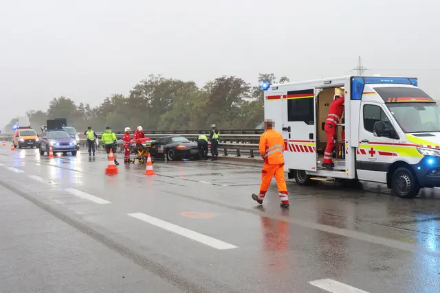 Bei einem Crash auf der A25 Welser Autobahn wurde ein Pkw komplett demoliert und die Lenkerin verletzt. | Foto: laumat.at