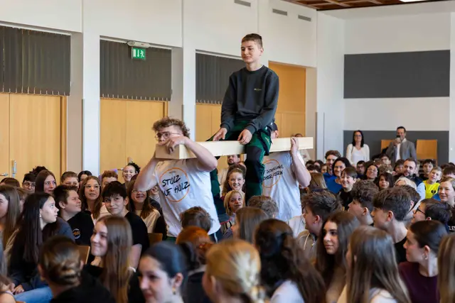 Die Lehrlinge überlegen sich Shows und begeistern damit jährlich hunderte Schüler. | Foto: Laura Seema Fotografie