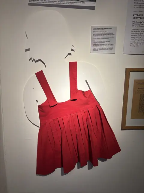 Das Kleid eines Mädchens, das der britische Besatzungssoldat Henry Bussy für seine zweijährige Tochter schneidern ließ – aus dem Stoff jener Hakenkreuzfahnen, die wenige Wochen zuvor noch am Villacher Rathaus gehangen hatten.  | Foto: meinbezirk.at/Birgit Gehrke