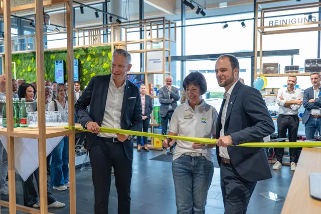Feierliche Eröffnung der neuen hollu Erlebniswelt in Villach mit Markus Wendlinger (Geschäftsführer), Angelika Stauder (Niederlassungsleiterin) und Udo Amann (Geschäftsführer).  | Foto: hollu