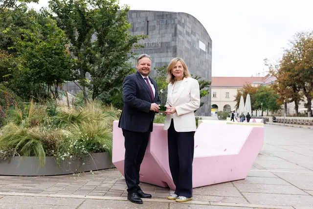 Tourismus-Spartenobmann Dominic Schmid und Museumsquartier-Geschäftsführerin Bettina Leidl vor einem der Enzis. | Foto: Florian Wieser / WKW