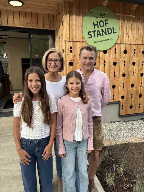 Ein Erinnerungsfoto mit Familie Weichhart vom gleichnamigen Bioobst-Betrieb in Oberzwischenbrunn. | Foto: Sandra Schütz
