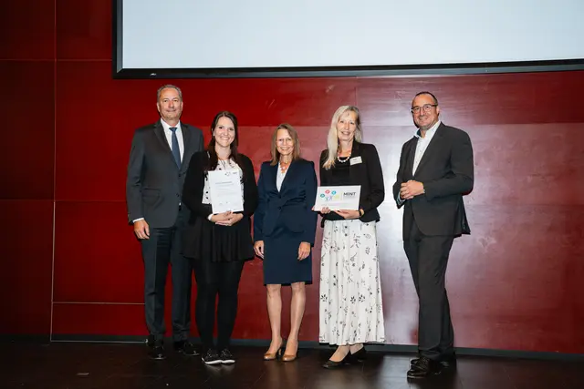 Am Bild: Kurt Maier (Präsidentder Industriellenvereinigung Steiermark), Julia Rath (MEd Lehrerin der VS Oberaich), Beatrix Karl (Rektorin der Pädagogischen Hochschule), Karin Knoll (Direktorin der Volksschule Oberaich) und Hans Christian Haberl (SQM der Bildungsdirektion Steiermark).
 | Foto: Nadine Propst Fotografie & Content Creation