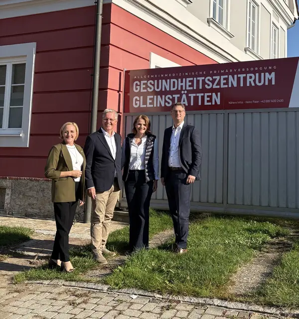 Freuen sich auf die Zusammenarbeit: Bgm. Elke Halbwirth, Heinz und Daniela Paier und Elisabethinen-GF Stefan Magerl. 
