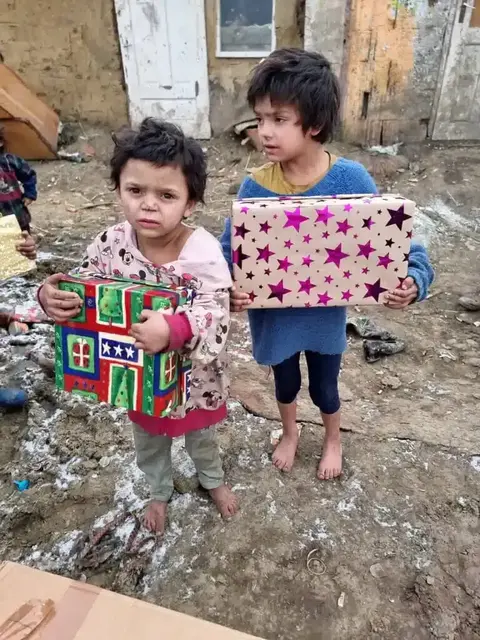 "Es ist schwer, die Armut zu sehen, doch das Leuchten der Kinder gibt uns Kraft. Jedes einzelne Packerl bedeutet Hoffnung“, sagt Carina Schlager | Foto: Verein Weihnachtsfreude