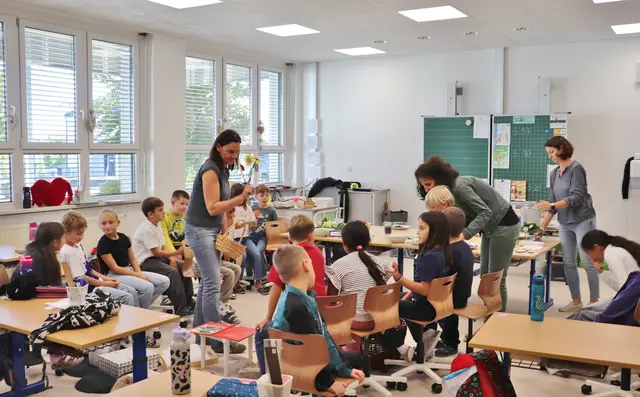 Gemüse bestimmen und verkosten, das machte den Kindern viel Spaß. Die Bäuerinnen sorgten für die gesunde Jause inklusive selbstgemachter Erdäpfelchips.  | Foto: Edith Ertl