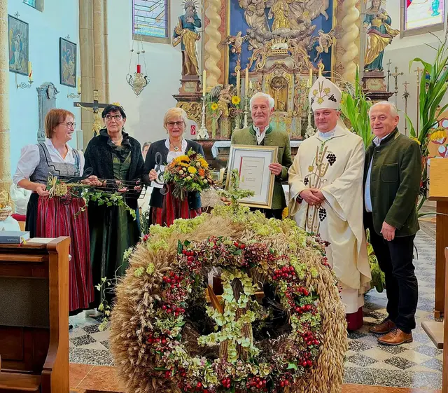 Inge Wimmer, Andrea Schachinger, Helga Schachinger, Josef Schachinger, Prälat Markus Grasl und Bürgermeister Josef Schöppl. | Foto: Gemeinde Kirchdorf/Schachinger