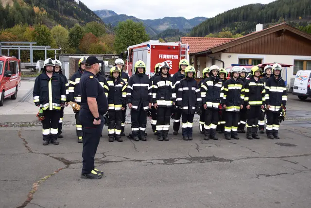 Die angehenden Einsatzkräfte vertieften dabei praktische Fertigkeiten für den Feuerwehrdienst.
 | Foto: Gernot Neumann/BFV Leoben