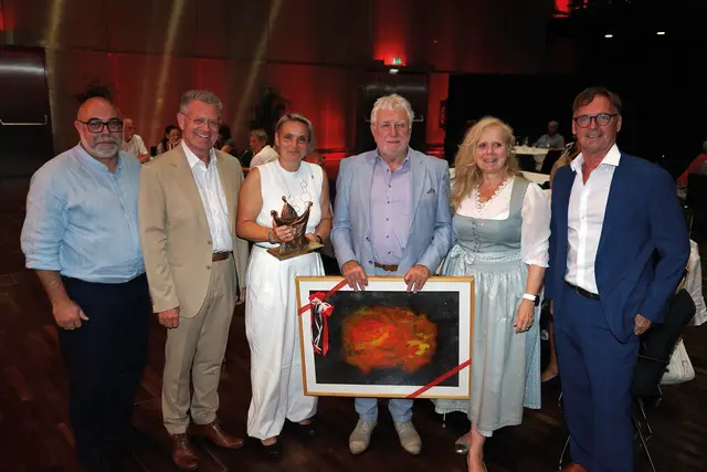 BH Heinz Schwarzbeck (2. v. l.), aktuelle und ehemalige Vertreter der Stadt Weiz sowie József Horváth, Vizebürgermeister von Ajka (3. v. r.)  | Foto: Stadt Weiz/Gütl