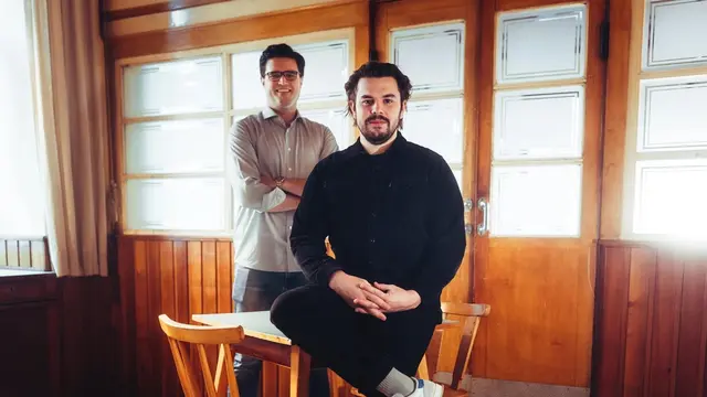 Simon Schubert (links) ist einer der Top-Sommeliers in Österreich und Julian Lechner begeistert seit längerem mit seinen kulinarischen Kreationen. Beide tun dies im Reznicek. | Foto: Konstantin Reyer