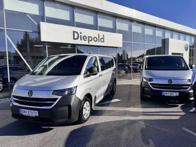 Das sind die beiden Allrad-Busse, die Taxi Gombotz kürzlich angeschafft hat. | Foto: Autohaus Diepold