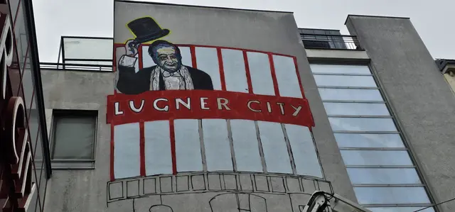 Die Fassade der Lugner City wird aktuell renoviert. | Foto: Franz Schuster