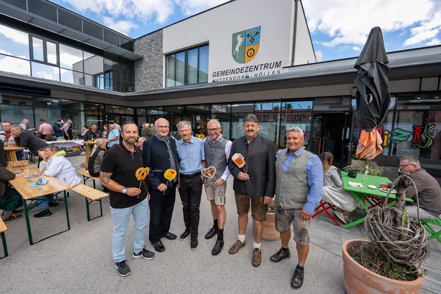 v.l.n.r. GGR Vasile-Adrian Rusu (FPÖ), GGR Hermann Mocek (SPÖ), Kabarettist Peter Meissner, Bürgermeister Franz Stiegler (VP), Vizebürgermeister Martin Schneidhofer (VP), GGR Robert Resch (VP) | Foto: Gemeinde Matzendorf-Hölles