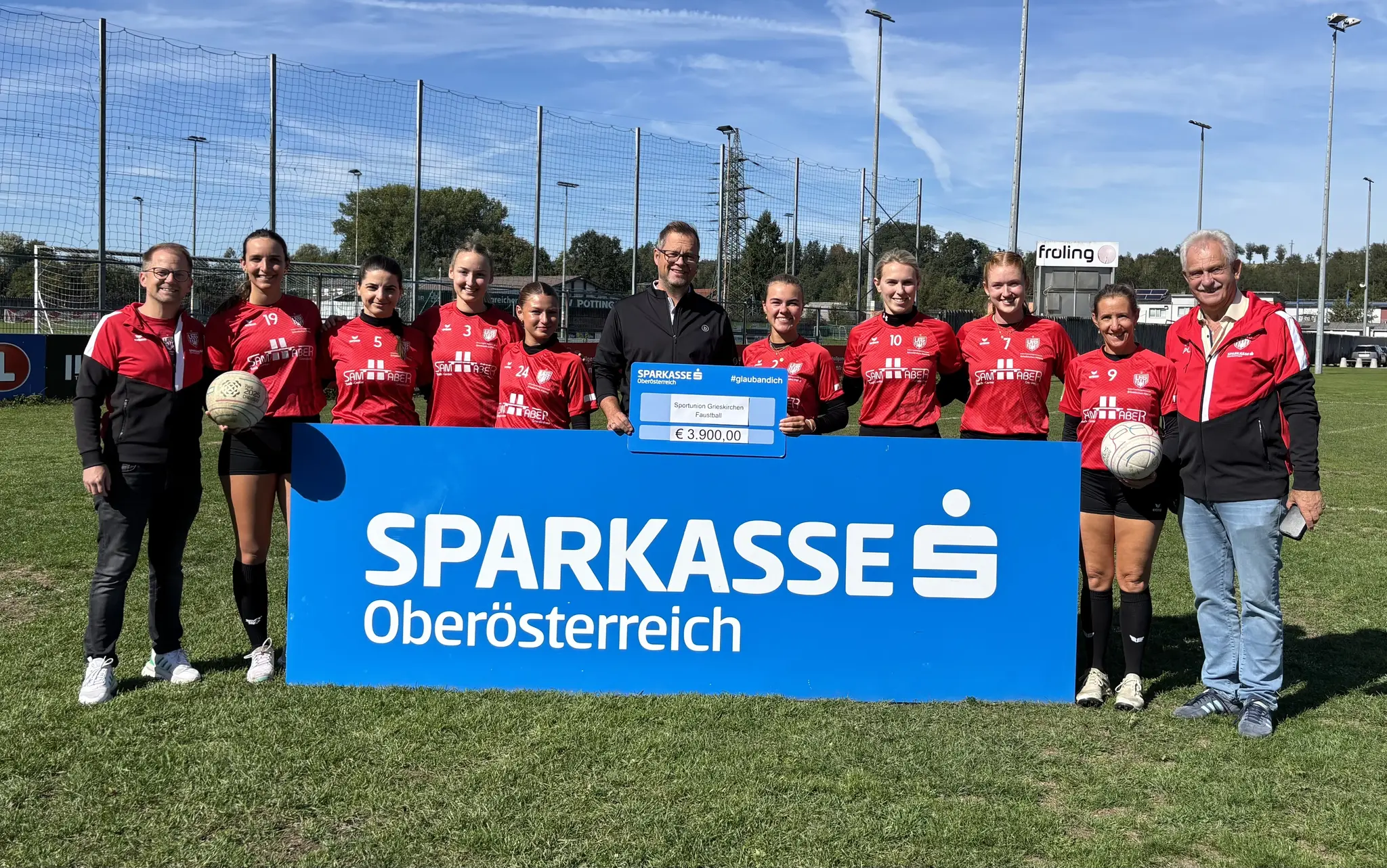Lokales Engagement: Sparkasse OÖ sichert Faustball-Nachwuchs in ...