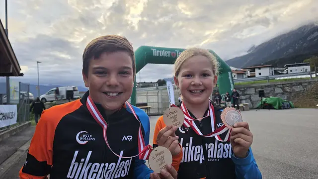 Jonas Pfennig (Platz 3) und Amy Scheiring (Platz 2) freuten sich gemeinsam über ihre Podestplätze in der U13-Gesamtwertung.