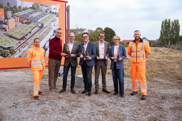 Michaela Schüchner (2.v.r.), Florian Saurwein (3.v.r.),  Jürgen Czernohorszky (4.v.r.) sowie Dietmar Baurecht (3.v.l., alle SPÖ) und Josef Thon (2.v.l.) beim Spatenstich zu den Vorbereitungsarbeiten zum Bau des neuen Mistplatzes Ottakring. | Foto: Sade Jerabek/MeinBezirk