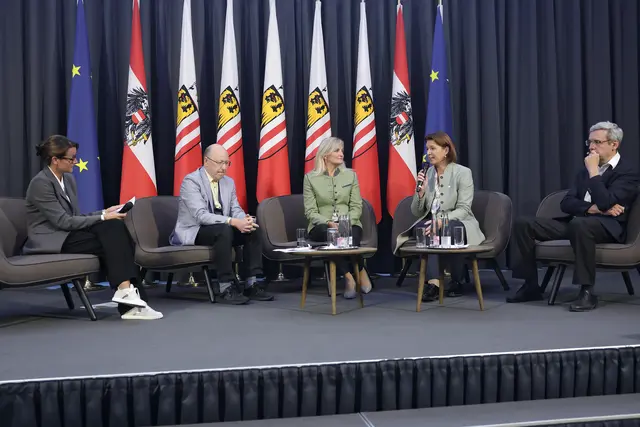 Talkrunde zur Versorgungssicherheit v.l.: Birgit Brunsteiner, KR Josef Strutz-Winkler, LKR Daniela Burgstaller, LRin Michaela Langer-Weninger und Dr. Franz Sinabell. | Foto: Land OÖ/Kauder