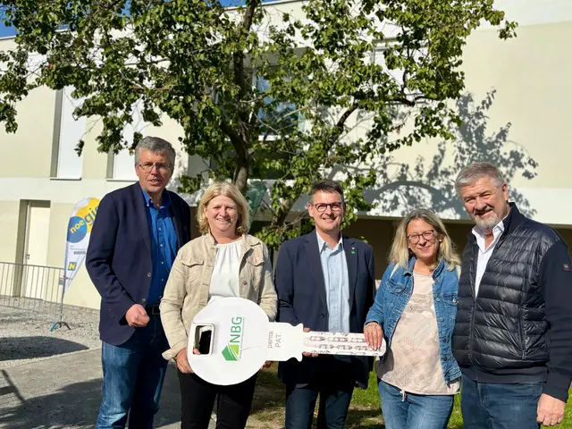 NBG-Vorstandsobmann Direktor Martin Schuster überreichte mit Bürgermeisterin Gutmann und Landtagsabgeordneten Franz Linsbauer die ersten sechs Schlüssel. | Foto: Markus Kahrer