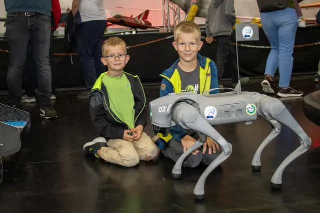 Elias und David mit dem Roboterhund. | Foto: MeinBezirk/Doms