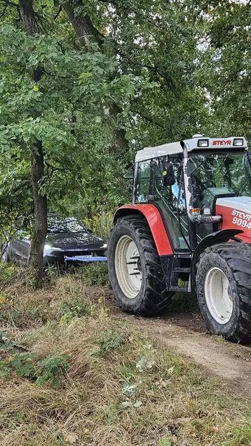 Der Traktor eines Landwirts half bei der Bergung. | Foto: ff Freiling