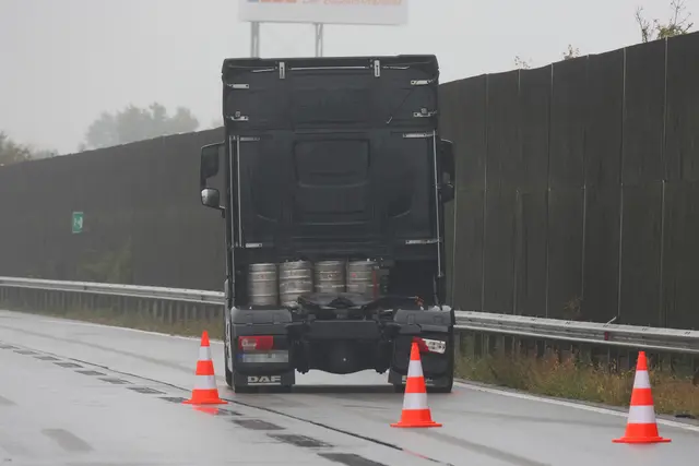 Bei einem Crash auf der A25 Welser Autobahn wurde ein Pkw komplett demoliert und die Lenkerin verletzt. | Foto: laumat.at
