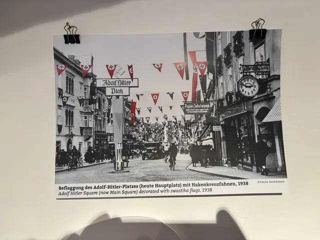 In der Ausstellung "Wie Kriege enden" zu sehen - der heutige Villacher Hauptplatz unter Adolf Hitler.  | Foto: meinbezirk.at/Birgit Gehrke