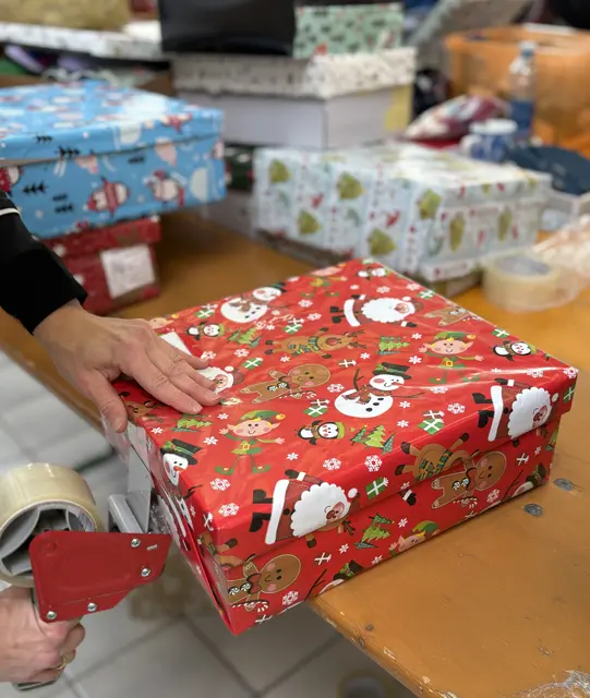 Deckel drauf, Gummiband herum – und eine Box voll Weihnachtsfreude wandert an jemanden, der es wirklich brauchen kann. | Foto: Verein Weihnachtsfreude
