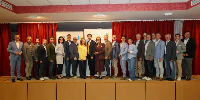 VP-Landesgeschäftsführer Landtagsabgeordneter Matthias Zauner (ganz links), Natrionalratsabgeordnete Angela Baumgartner (9 von links); Landtagsabgeordneter René Lobner (10 von links) und NÖ-Landeshauptfrau Johann Mikl-Leitner (11 von links) mit dem neuen VP-Bezirksparteivorstand,


 | Foto: bzgsdf@vpnoe
