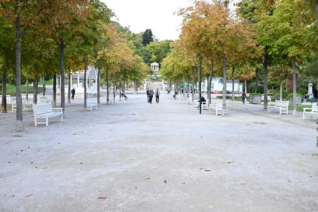 Start der Wanderung ist der herbstlich gefärbte Kurpark