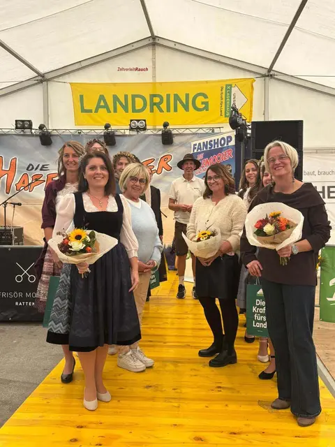 Das Team der Modenschau Maria Posch (l.), Sabine Dampfhofer (r.), Blumen Gatti und Friseur Monika mit den Models.