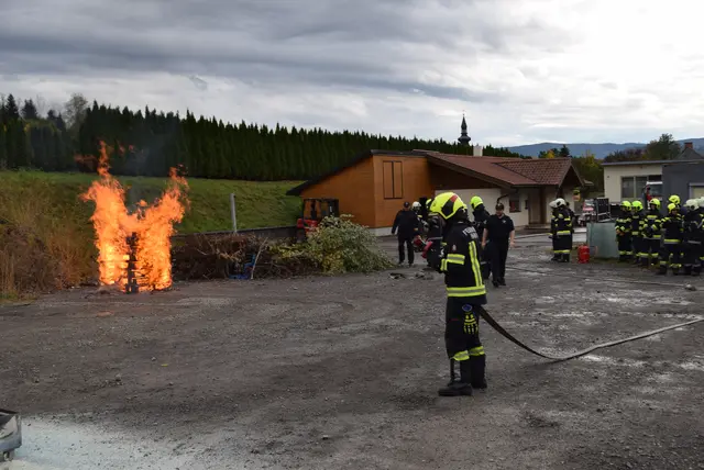 20 Teilnehmerinnen und Teilnehmer absolvierten die Grundausbildung 2 des Bereichsfeuerwehrverbandes (BFV) Leoben in Trofaiach. | Foto: Gernot Neumann/BFV Leoben