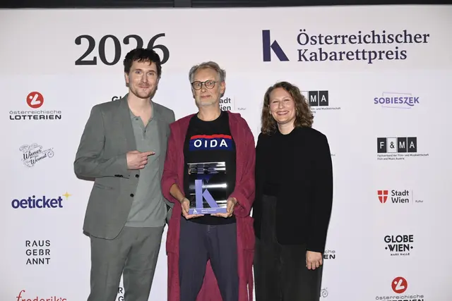 Hauptpreisträger Severin Groebner (Mitte) mit Laudator Hosea Ratschiller (links) und Anna Lena Weckesser. | Foto: Katerina Mladenova