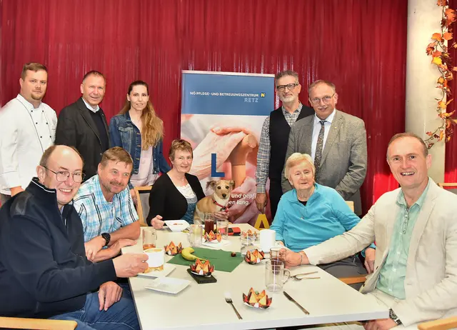 Das von den Teilnehmenden sehr geschätzte Frühstück „DeLuxe“ ist fixer Bestandteil des 
kulinarischen Jahreslaufs im PBZ Retz – vlnr.: Küchenchef Andreas Wagner; Wolfgang Schiel;
Bgm. Stefan Lang; Helmut Kilin, interimistische Pflegedirektorin Astrid Günes; Manuela Kilin;
Diakon Mag. Christian Suchy; Abgeordneter zum NÖ Landtag ÖKR Richard Hogl; Bewohnerin 
Helga Schiel; Kaufmännischer Direktor Horst Winkler, MBA | Foto: Herbert Schleich