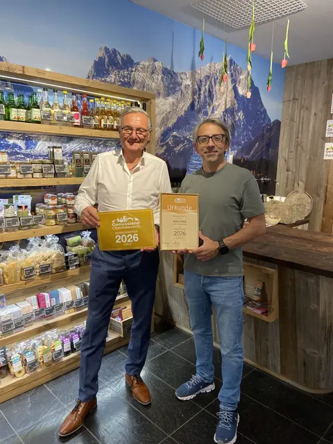 Josef Lehner vom Genussland OÖ (li.) überreichte "Gold".  | Foto: Höfer