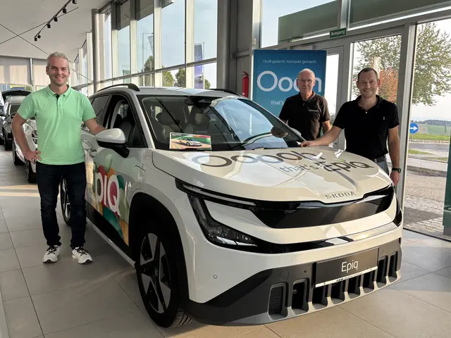 Verkaufsberater Konrad Kislinger (l.) mit Senior Chef Franz Mauthner und Geschäftsführer Gerald Mauthner mit dem neuen "Epiq". | Foto: Fotos: Osterkorn