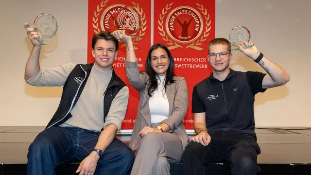 Landeten beim „Junior Sales Champion National 2026“ auf dem Stockerl:, v. li.: Der zweitplatzierte Jamie Kapler (Kärnten), Siegerin Elsa Palushi (OÖ) und Noah Gruber aus Obertauern, der Rang drei eroberte. | Foto: (c) WKS/Camera Suspicta/Susi Berger