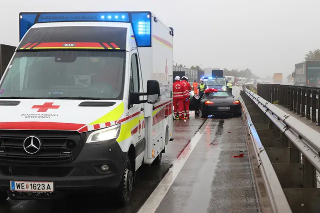 Bei einem Crash auf der A25 Welser Autobahn wurde ein Pkw komplett demoliert und die Lenkerin verletzt. | Foto: laumat.at