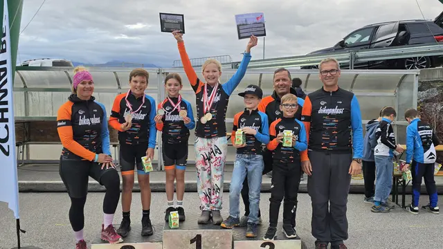 Die jungen Athletinnen und Athleten vom RSV Weer-Kolsass jubelten über den dritten Platz in der Vereinswertung mit Obfrau und Trainerin Caroline Scheiring (l.), Vorstandsmitglied und Sponsor Christian Scheiring sowie Trainer Markus Pfennig (r.)