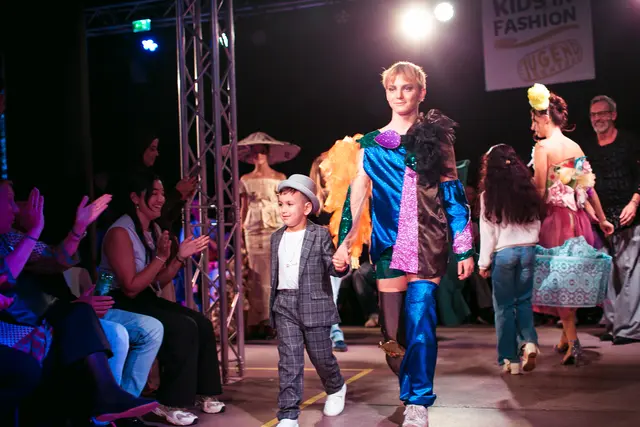 Die jungen Kreativen ließen ihre Werke von Models auf dem Laufsteg in Szene setzen.  | Foto: Michael Chuop