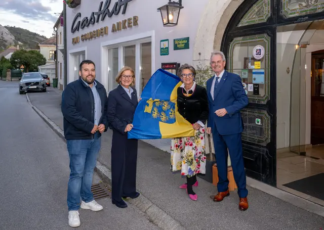 Bürgermeister Johannes Gumprecht, Landeshauptfrau Johanna Mikl-Leitner und Landtagspräsident Karl Wilfing (alle ÖVP)  „ankerten“ anlässlich der Konferenz der Landtagspräsidentinnen und Landtagspräsidenten im Golden Anker von Michaela Brenner-Melchior. | Foto: NLK/Filzwieser
