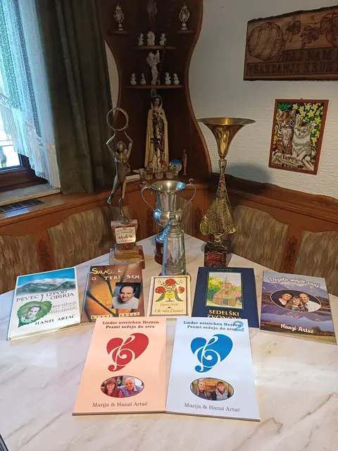 Zeichen des künstlerischen Schaffensweges: drei Pokale vom Musikfestival in Števerjan, Ehrenkrug der Dichterstein Gemeinschaft Zammelsberg (2016), fünf Liederbücher, vorwiegend aus der Zusammenarbeit mit Milka Hartmann sowie zwei zweisprachige Liederbücher in Zusammenarbeit mit Marija | Foto: Privat