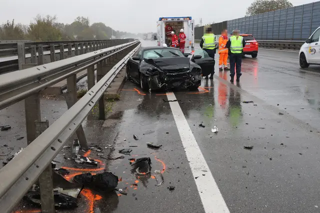 Bei einem Crash auf der A25 Welser Autobahn wurde ein Pkw komplett demoliert und die Lenkerin verletzt. | Foto: laumat.at