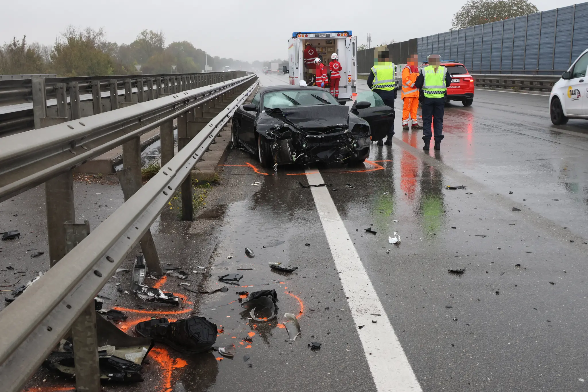 Truck and car collide on the A25: Driver injured in crash on the Wels ...