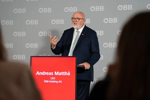 „Mit dem Fahrplan 2027 bieten wir unseren Fahrgästen weiterhin ein starkes und verlässliches Angebot. Gleichzeitig sorgen neue Direktverbindungen und moderne Züge dafür, dass Bahnreisen in Österreich und international noch komfortabler und attraktiver werden“, sagt ÖBB-CEO Andreas Matthä. | Foto: ÖBB/Posch